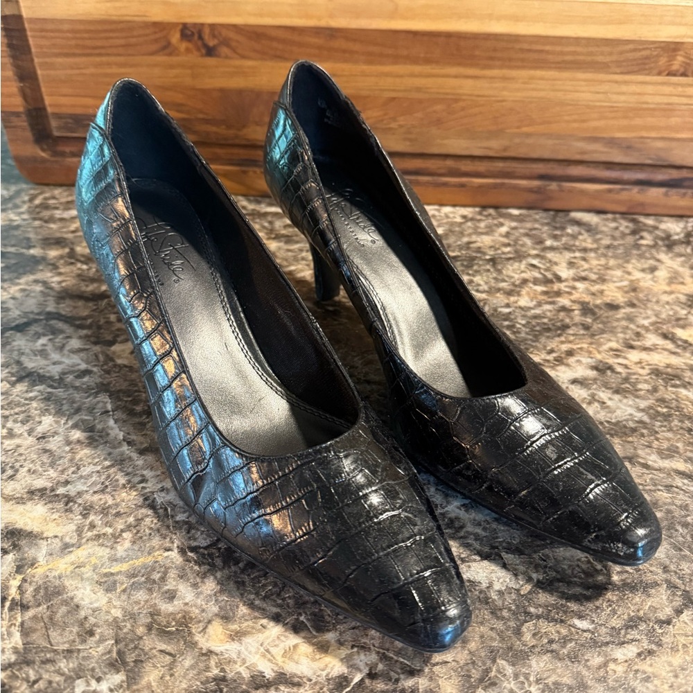Lifestride Elegant Black Crocodile Pattern Heels